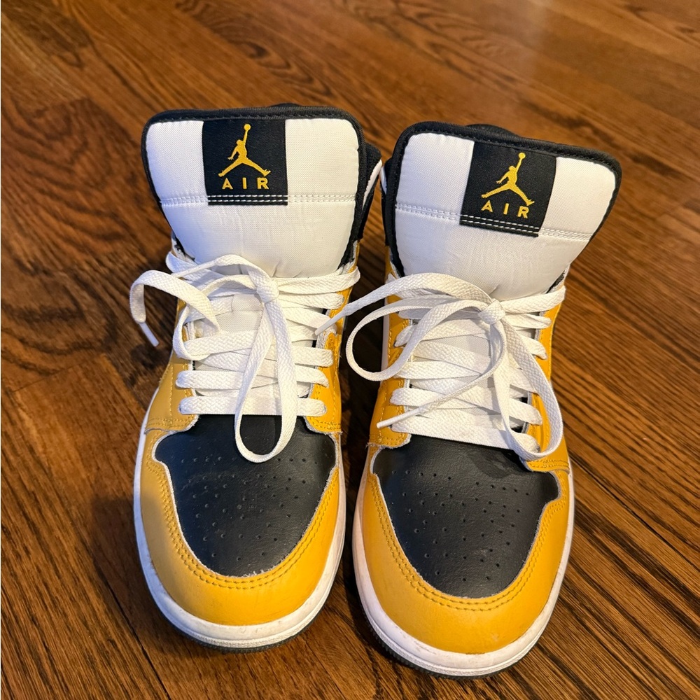 Nike Air Jordan 1 Mid Shoes Mens Size 7,5. Perfect condition!